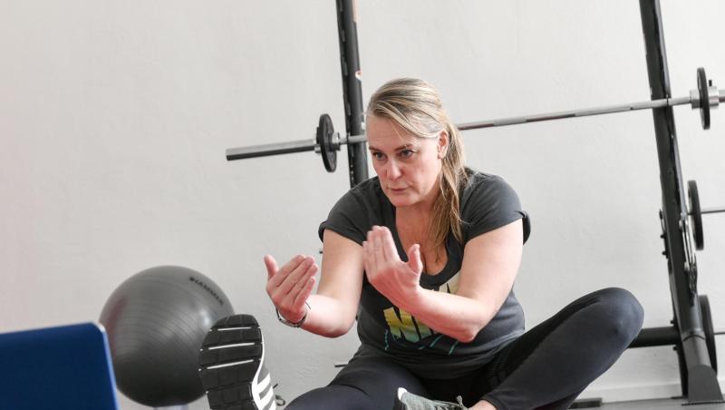 Personal Trainerin Dorothee Ulrichs bietet ihre Kurse als Online Training für Zuhause an. Foto: Jens Kalaene/dpa-Zentralbild/dpa/Archivbild Personal Trainerin Dorothee Ulrichs bietet ihre Kurse als Online Training für Zuhause an. Foto: Jens Kalaene/dpa-Zentralbild/dpa/Archivbild