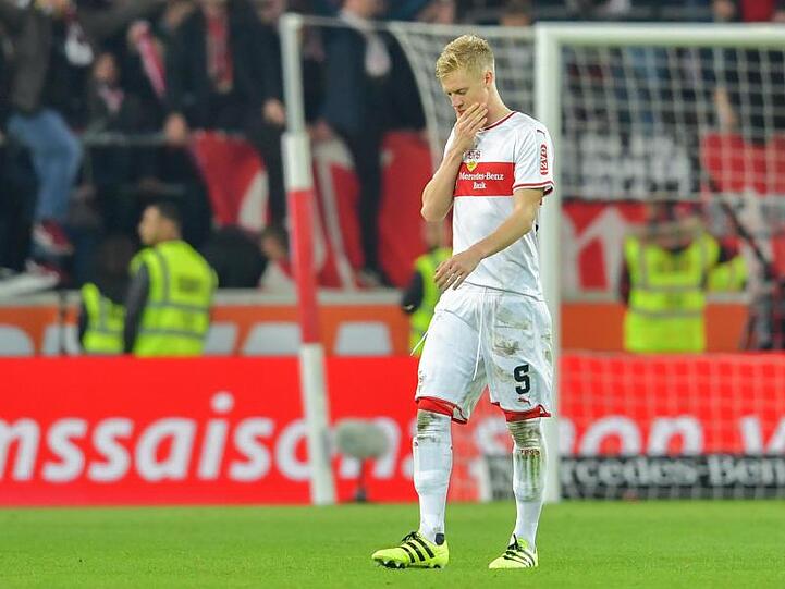 Stuttgarts Timo Baumgartl verlässt nach Spielende das Spielfeld. Foto: Uwe Anspach/Archiv