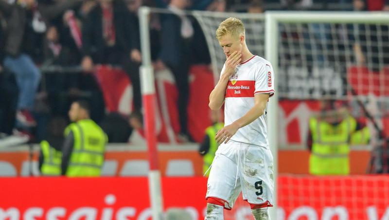Stuttgarts Timo Baumgartl verlässt nach Spielende das Spielfeld. Foto: Uwe Anspach/Archiv Stuttgarts Timo Baumgartl verlässt nach Spielende das Spielfeld. Foto: Uwe Anspach/Archiv