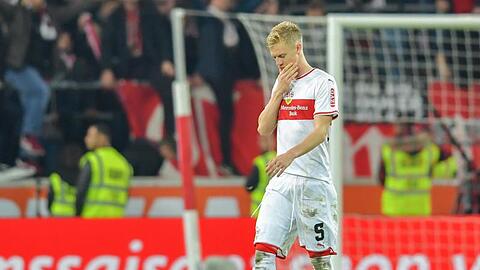 Stuttgarts Timo Baumgartl verlässt nach Spielende das Spielfeld. Foto: Uwe Anspach/Archiv