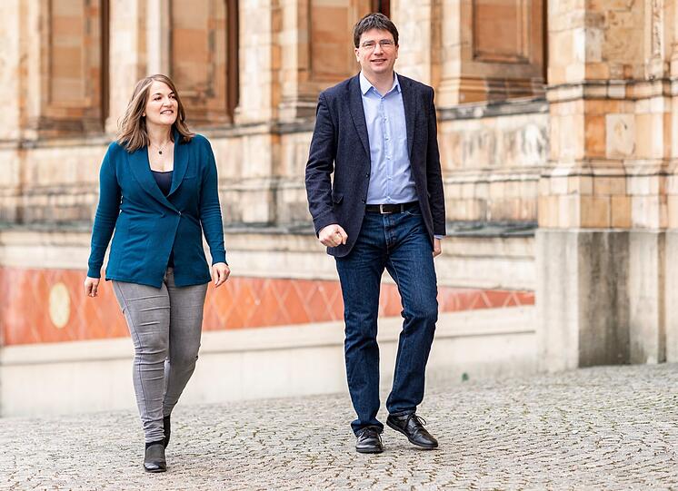 Ronja Endres und Florian von Brunn vor dem Bayerischen Landtag.