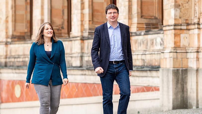 Ronja Endres und Florian von Brunn vor dem Bayerischen Landtag.