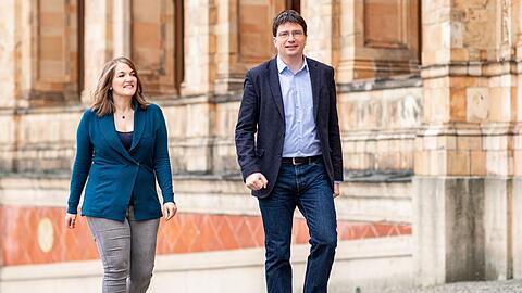 Ronja Endres und Florian von Brunn vor dem Bayerischen Landtag.