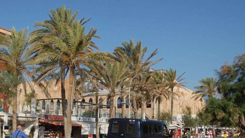 Das Archivfoto zeigt eine Polizeistreife vor einem Club an der Playa de Palma.