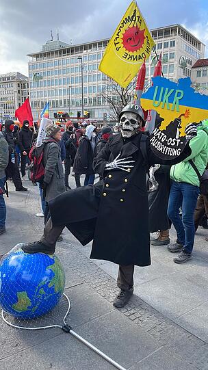 Auch zum "Frieden für die Ukraine" rufen am Samstag Protestierende auf.