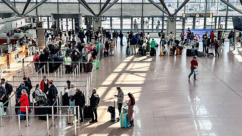 Schlangen hatten sich nach dem Warnstreik am Hamburger Flughafen vor dem Sicherheits-Check gebildet. Nun ruft Verdi für Montag erneut zu einem Warnstreik auf, diesmal am Flughafen Berlin-Brandenburg.