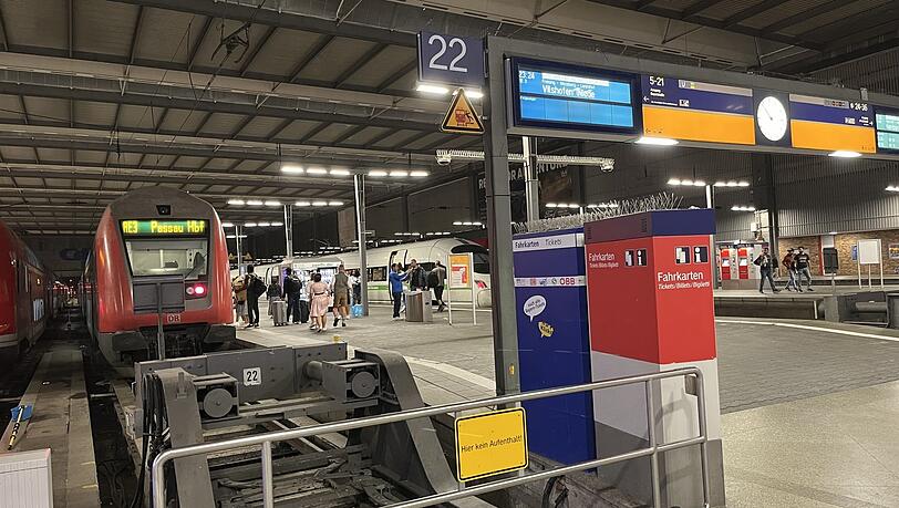 Der Regionalzug nach Passau verkehrt nur bis Vilshofen, danach geht es mit dem Schienenersatzverkehr weiter. Ob da die müden Wiesngäste noch durchblicken?