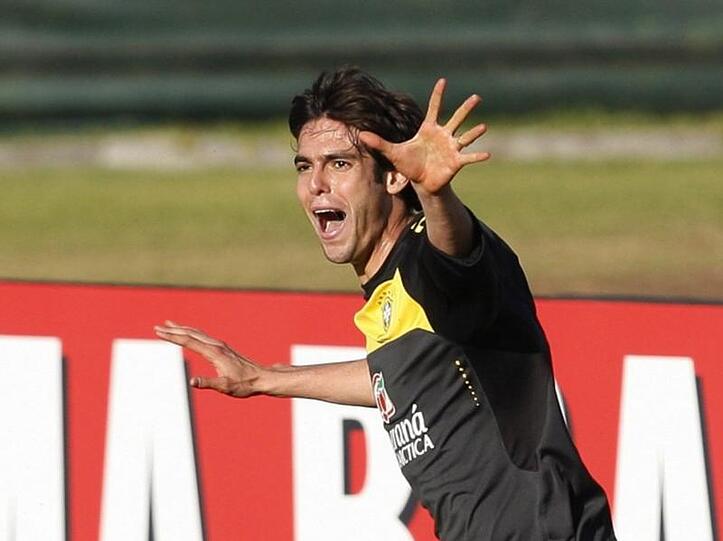 Brasiliens Kaka verbreitet im Training in Südafrika gute Laune.
