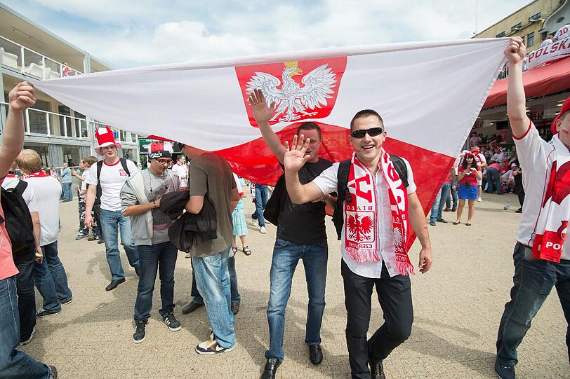 Endlich geht's los! Die EM wird in Warschau eröffnet. Hübsche Fans, skurrile Verkleidungen und die Eröffnungsfeierlichkeiten - hier gibt's die Bilder