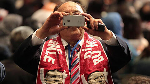 Ein Erdogan-Anhänger fotografiert im Mai 2014 in Köln den Auftritt des türkischen Regierungschefs Erdogan.
