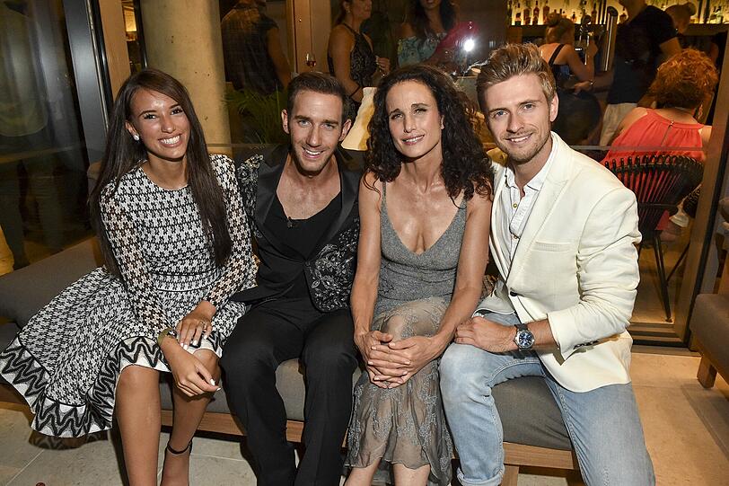 Marcel Remus (Luxusmakler und Gastgeber) mit Andie MacDowell und Jörn Schlönvoigt (rechts) mit seiner  Verlobten Hanna Weig (links)