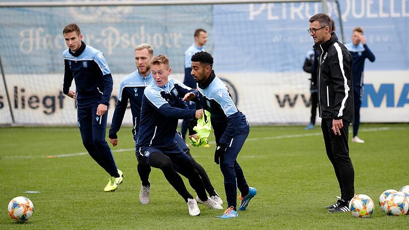 "Auf geht&rsquo;s, ihr Löwen, ihr seid Jäger!", ruft Michael Köllner (r.) seinen Spielern im Training zu.