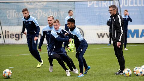 "Auf geht&rsquo;s, ihr Löwen, ihr seid Jäger!", ruft Michael Köllner (r.) seinen Spielern im Training zu.