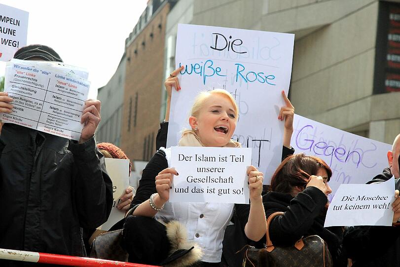 Auf dem Marienplatz tun Studenten ihren Unmut gegen Moschee-Gegner Michael Stürzenberger und seine Partei "Die Freiheit" kund.