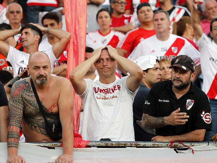 Fans von River Plate zeigen sich nach langem Warten in der Sonne enttäuscht, nachdem das Finale verlegt worden ist.