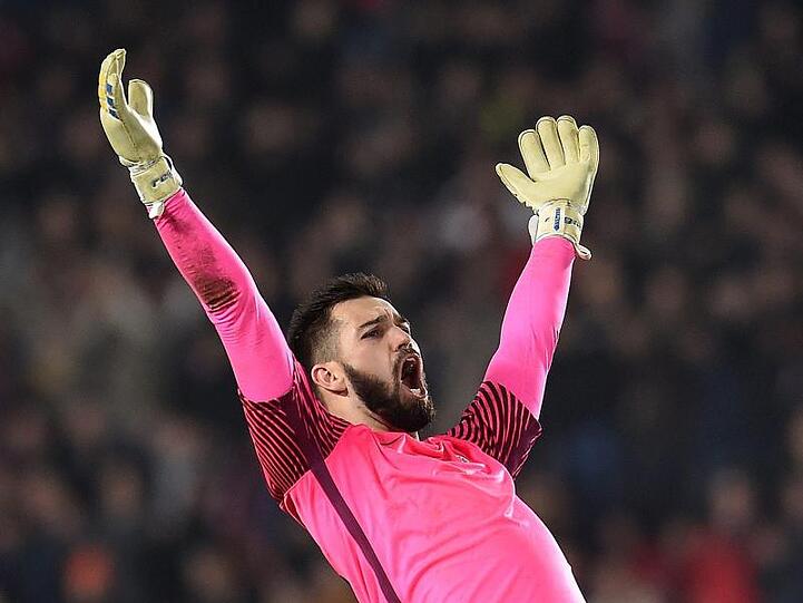 Tomas Koubek, damals bei Sparta Prag, hebt im Siegestaumel seine Arme hoch. Foto: Filip Singer/epa/Archivbild