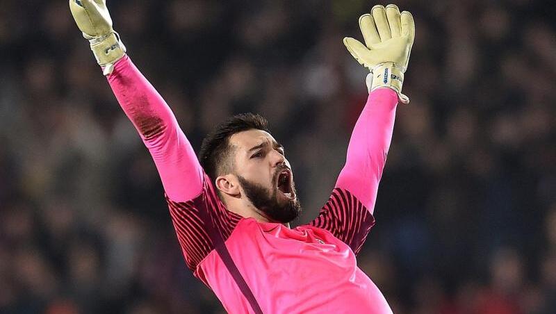 Tomas Koubek, damals bei Sparta Prag, hebt im Siegestaumel seine Arme hoch. Foto: Filip Singer/epa/Archivbild