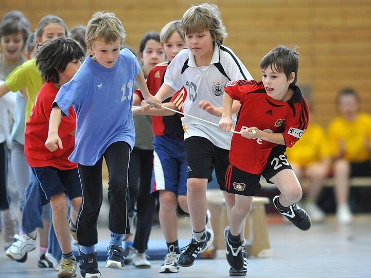 Kinder beim Schulsport. Foto: Hendrik Schmidt/dpa-Zentralbild/dpa/Archivbild