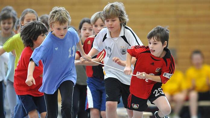 Die Beschränkungen wegen der Corona-Pandemie haben auch den Kinder- und Jugendsport hart getroffen. (Symbolbild)