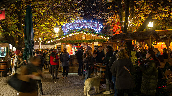 Ein Glühwein-Stand am Viktualienmarkt. (Archivbild)