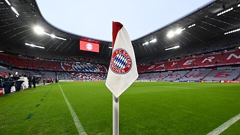 Eine Eckfahne mit dem Logo vom FC Bayern München ist im Stadion vor dem Spiel zu sehen.