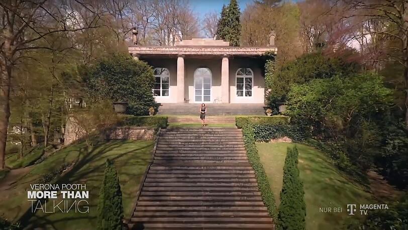 In der ehemaligen Villa von Karl Lagerfeld empfängt Verona Pooth ihren Show-Kollegen Guido Maria Kretschmer. In der ehemaligen Villa von Karl Lagerfeld empfängt Verona Pooth ihren Show-Kollegen Guido Maria Kretschmer.