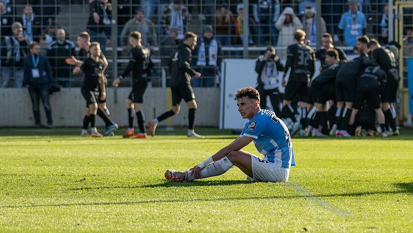 Jubelnde Ulmer, niedergeschlagene Löwen (vorne Michael Glück) – ein Sinnbild der Saison.