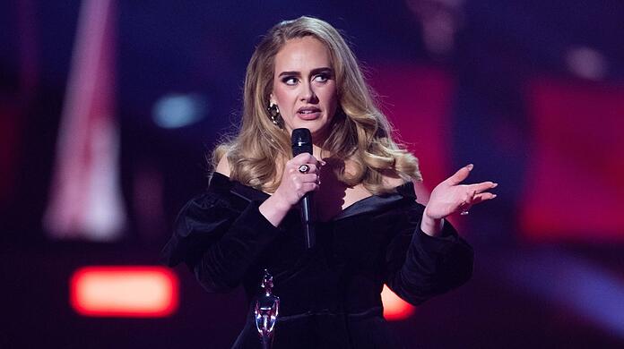 Adele will im August ihre Fans mit zehn Mega-Konzerten in München unterhalten. Auf Instagram hat sie sich schon auf das richtige Styling eingestellt.