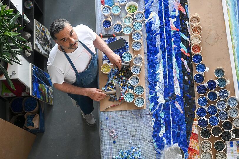 Hunderte Steinchen, säuberlich sortiert nach Farben: Der Münchner Mosaikkünstler Franco Notonica (54) stellt das Freddie-Mercury-Denkmal her.