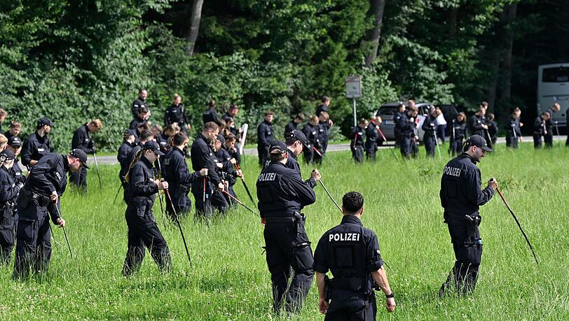 Bereits bei der letzten Suche rund um den Fundort der Leiche waren zahlreiche Polizeikräfte im Einsatz. (Archivfoto)