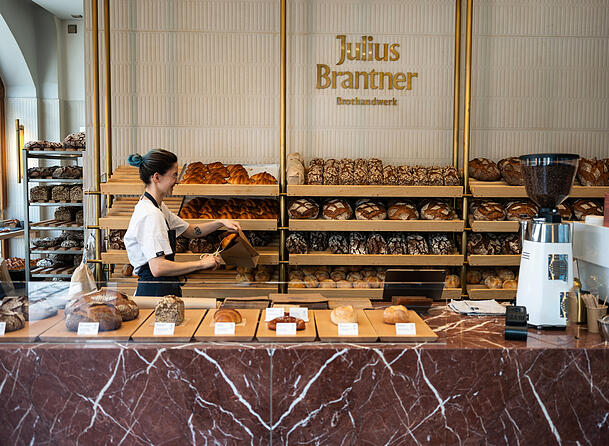 Es werde traditionell mit Natursauerteig gearbeitet, denn dieser mache das Brot bekömmlich und halte es länger frisch, heißt es bei Julius Brantner Brothandwerk. Es werde traditionell mit Natursauerteig gearbeitet, denn dieser mache das Brot bekömmlich und halte es länger frisch, heißt es bei Julius Brantner Brothandwerk.