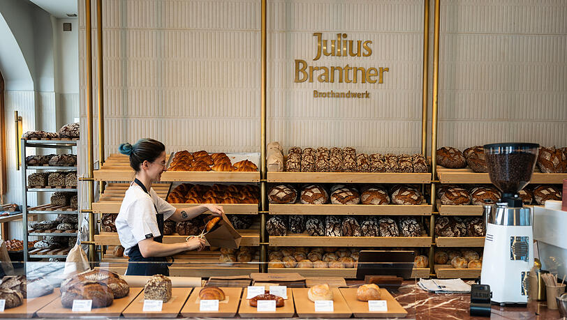 Es werde traditionell mit Natursauerteig gearbeitet, denn dieser mache das Brot bekömmlich und halte es länger frisch, heißt es bei Julius Brantner Brothandwerk. Es werde traditionell mit Natursauerteig gearbeitet, denn dieser mache das Brot bekömmlich und halte es länger frisch, heißt es bei Julius Brantner Brothandwerk.
