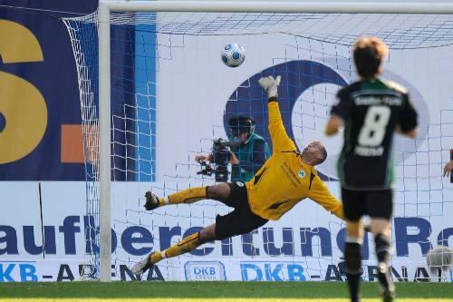 Bedauernswerter Fürther Keeper Stephan Loboué: Zum bitteren Ende legte ihm Stephan Schröck noch ein Eigentor ins Netz.