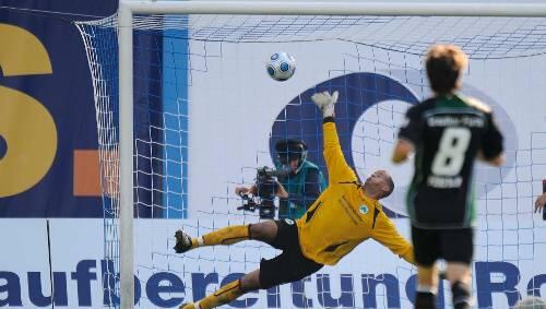 Bedauernswerter Fürther Keeper Stephan Loboué: Zum bitteren Ende legte ihm Stephan Schröck noch ein Eigentor ins Netz. Bedauernswerter Fürther Keeper Stephan Loboué: Zum bitteren Ende legte ihm Stephan Schröck noch ein Eigentor ins Netz.