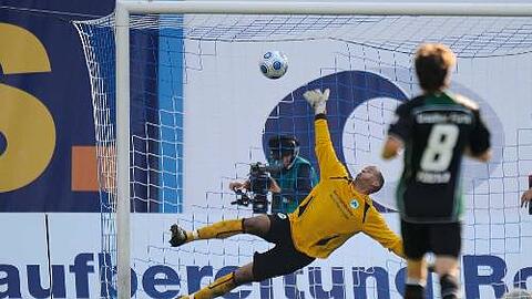 Bedauernswerter Fürther Keeper Stephan Loboué: Zum bitteren Ende legte ihm Stephan Schröck noch ein Eigentor ins Netz.