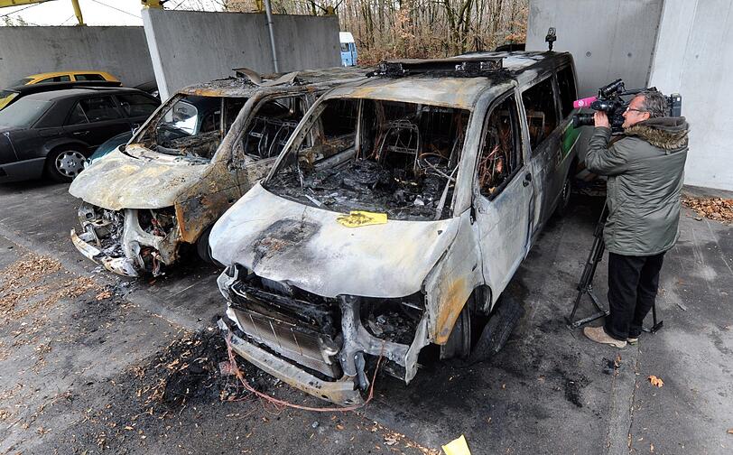 Drei Polizeiautos sind in Bogenhausen direkt vor einer Wache abgefackelt. Die Bilder