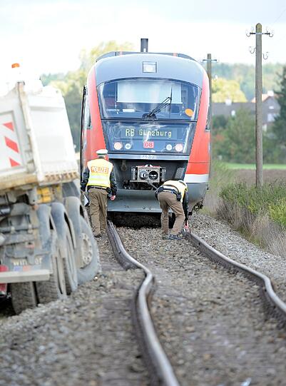 Nach Polizeiangaben übersah der Fahrer eines Kieslasters an einem unbeschrankten Bahnübergang einen Regionalzug. Durch die Wucht des Aufpralls entgleiste der Zug.