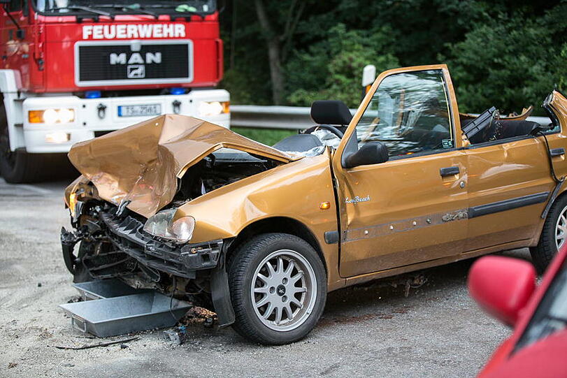 Schwerer Unfall an einer Kreuzung bei Trostberg. Die Bilder vom Feuerwehreinsatz.