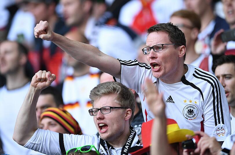 Die deutschen Fans feiern die Mannschaft in Lille. Hier gibt's die besten Bilder.