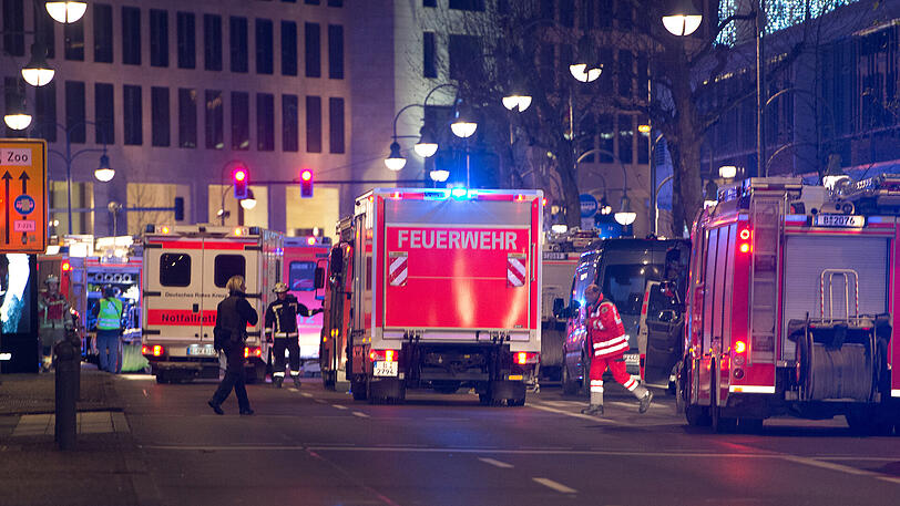 In Berlin ist ein Lkw vorsätzlich in einen Weihnachtsmarkt gefahren worden. Die Polizei hat einen Verdächtigen festgenommen.