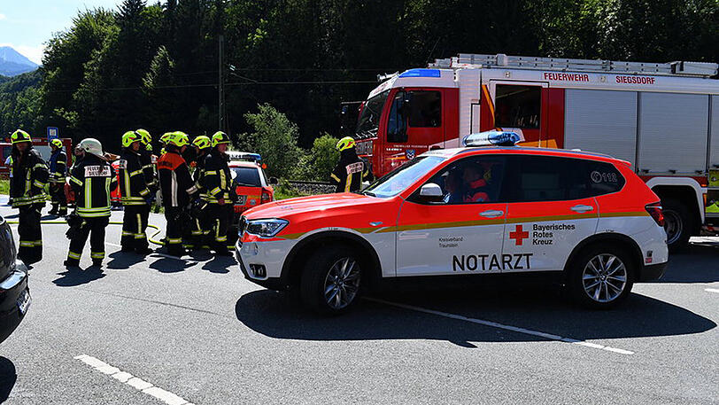 Beide Fahrzeuge sind komplett zerstört, ein Wagen fing nach dem Zusammenstoß sogar Feuer. Die Bilder aus Siegsdorf.