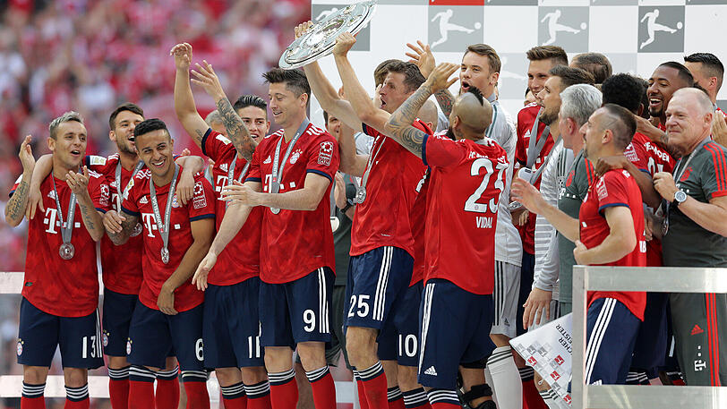 Die Fußballer des FC Bayern feierten ihre Meisterschaft am 12. Mai 2018 nach der 1:4-Niederlage gegen den VfB Stuttgart.