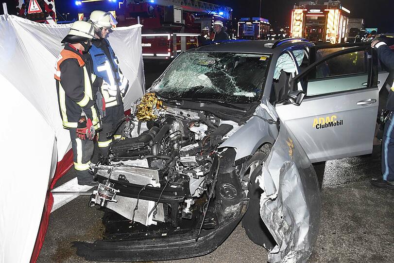 Tödlicher Unfall auf der A8: Auf der Überholspur sind auf Höhe Föching zwei Autos kollidiert.