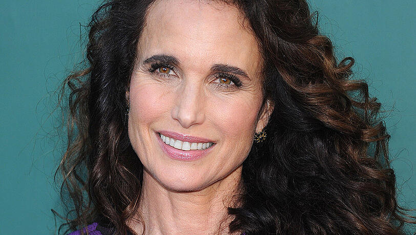 Andie MacDowell musste sich in ihrer Kindheit um ihre alkoholkranke Mutter kümmern. Andie MacDowell musste sich in ihrer Kindheit um ihre alkoholkranke Mutter kümmern.