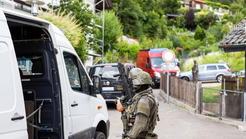 Polizisten des Sondereinsatzkommandos SEK stehen in einem Wohngebiet am Rand der Ortschaft Oppenau. Polizisten des Sondereinsatzkommandos SEK stehen in einem Wohngebiet am Rand der Ortschaft Oppenau.