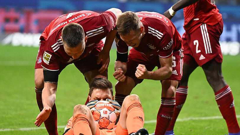 Symbolische Szene: Joshua Kimmich pushte Keeper Sven Ulreich, nachdem dieser in der Schlussphase einen Ball aus der Luft pflückte. Symbolische Szene: Joshua Kimmich pushte Keeper Sven Ulreich, nachdem dieser in der Schlussphase einen Ball aus der Luft pflückte.