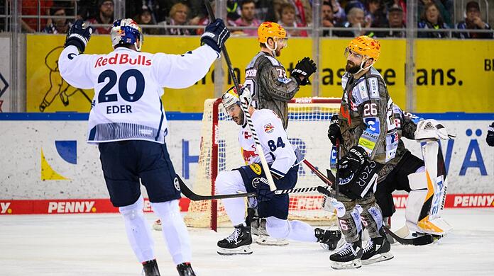 Rekordtorschütze des EHC: Trevor Parkes (r.).