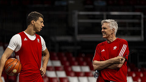 Der Kapitän und sein neuer Cheftrainer: Vladimir Lucic (l.) im Gespräch mit Bayerns neuem Cheftrainer Gordon Herbert.