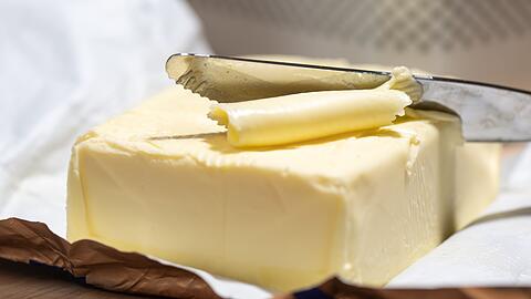 Butter: Ein beliebtes Streichfett. Auf die richtige Lagerung kommt es an. Denn: Bei perfekten Bedingungen kann Butter bis zu sechs Monate haltbar bleiben.