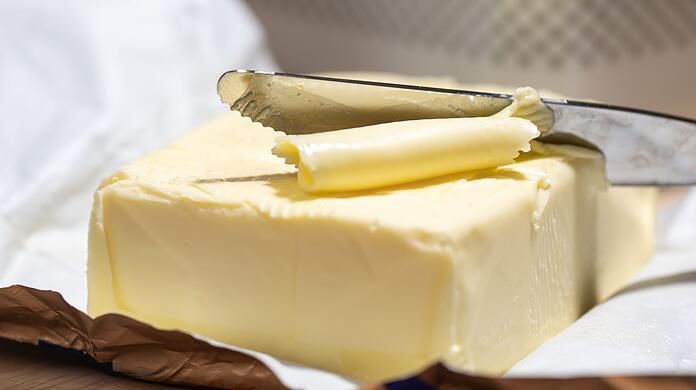 Butter: Ein beliebtes Streichfett. Auf die richtige Lagerung kommt es an. Denn: Bei perfekten Bedingungen kann Butter bis zu sechs Monate haltbar bleiben.